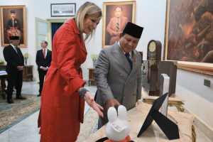 Momen Hangat Prabowo–Ratu Máxima: Batik Pekalongan, Miniatur Tongkonan, hingga Jersey Khusus untuk Bobby