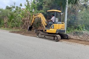 Komitmen SBS–HMS: PUPR Malaka Ratakan Bahu Jalan di Umasakaer Demi Keamanan Pengguna Jalan