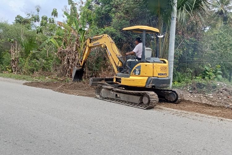 Komitmen SBS–HMS: PUPR Malaka Ratakan Bahu Jalan di Umasakaer Demi Keamanan Pengguna Jalan