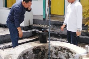 Wakil Bupati Malaka HMS membasuh wajah di sumur Bung Karno saat kunjungan ke Rumah Pengasingan Ende