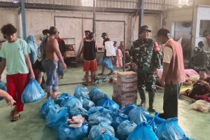 Anak di Padang Lahap MBG di Tengah Banjir: “Terima Kasih Pak Prabowo, Program Sangat Bermanfaat”
