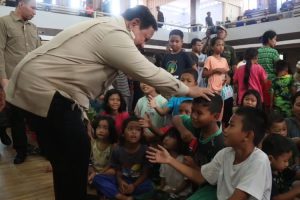 Momen Haru! Warga Tapanuli Peluk Presiden Prabowo saat Tinjau Posko Bencana