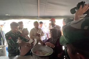 Momen Langka: Prabowo Makan Masakan Warga Pengungsian, Responsnya Mengejutkan