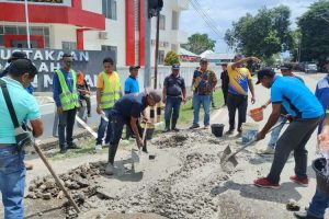 Aksi Nyata Dinas PUPR Malaka di Hari Bakti PU ke-80: Jalan Berlubang Ditangani, Kota Dibersihkan