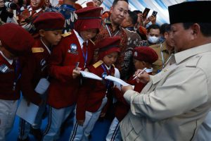 Siswi Sekolah Rakyat Dasar Serahkan Surat Haru kepada Prabowo: Terima Kasih, Kini Kami Bisa Sekolah