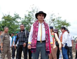 Tinjau Progres Jembatan Gantung Numbei, Bupati Malaka SBS: “Saya Ingin Buat Sejarah untuk Anak Cucu”