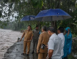 Wakil Bupati Malaka Tinjau Jalan Putus Akibat Erosi Kali di Weoe, Dorong Penanganan Segera