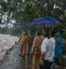 Wakil Bupati Malaka Tinjau Jalan Putus Akibat Erosi Kali di Weoe, Dorong Penanganan Segera