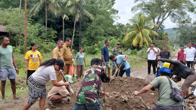 Wakil Bupati Malaka HMS Pimpin Kerja Bakti Perbaiki Jalan Provinsi Boas–Kusa, Libatkan TNI, Polri dan Masyarakat 1 20260720 103332 scaled