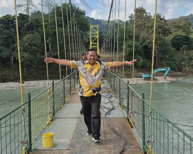 Menyeberang Hingga Kampung Numbei, HMS Kagum Melihat Kemegahan Jembatan Gantung yang Hampir Rampung 1 FB_IMG_1785496225719