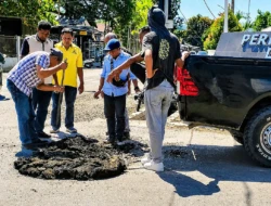 PUPR Malaka Gerak Cepat Tambal Jalan Berlubang di Simpang Empat Betun Demi Keselamatan Pengendara